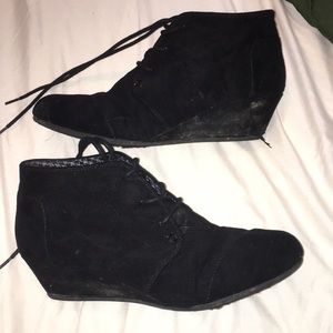 Black wedges